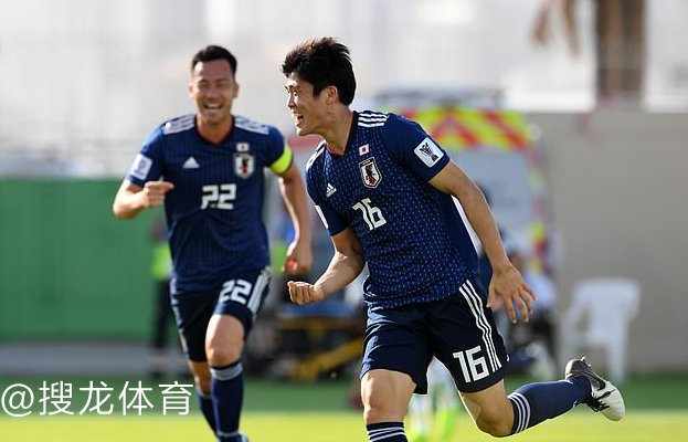 法兰克福日本双星闪耀，助球队挺进欧冠区  